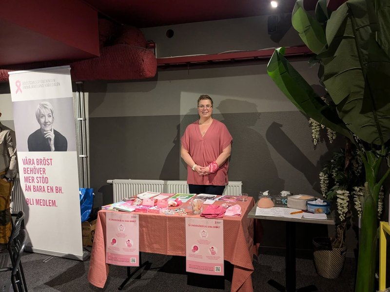 Marie Jamtehov representerade Emma-föreningen på Tiki där Sveriges motorcyklister hade en kväll med föreläsning och insamling till rosa bandet.
